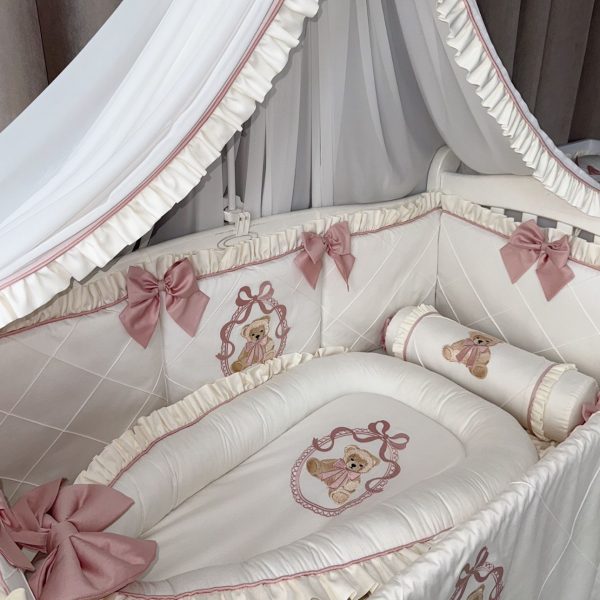 Babybett komplett Set Naturweiß/Altrosa mit Bär Stickrei