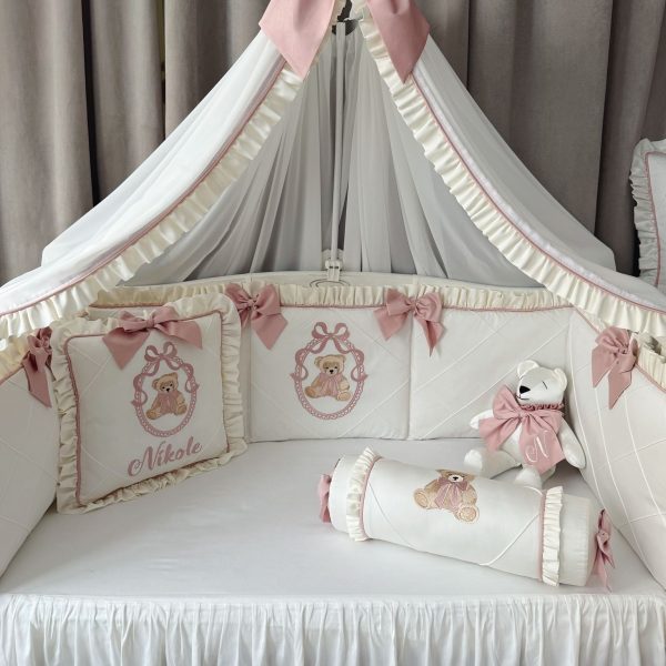 Bettumrandung Naturweiß/Altrosa mit Bär Stickerei