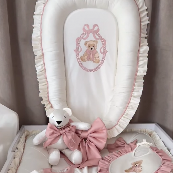 Babynest Naturweiß/Altrosa mit Bär Stickerei