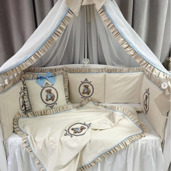 Bettumrandung Creme/Blau mit 3 Bär Stickereien