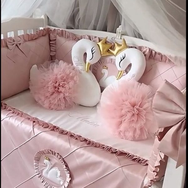 Bettumrandung Altrosa/Naturweiß mit Schwan Applikation Bettumrandung Altrosa/Naturweiß mit Schwan Applikation