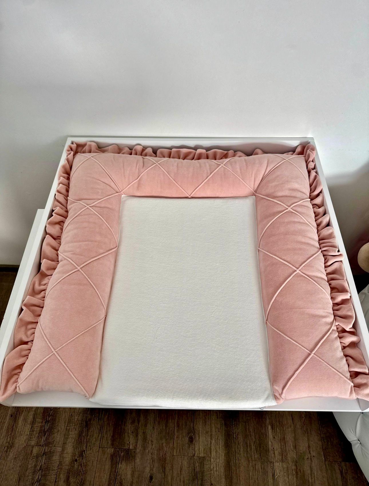 Wickelauflage aus Velours Altrosa/Weiß Wickelauflage aus Velours Altrosa/Weiß