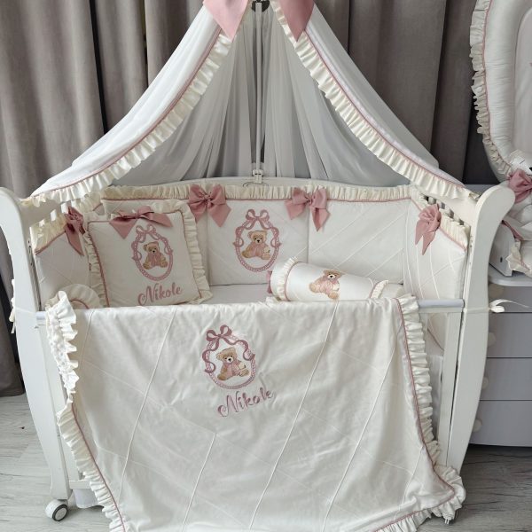 Bettdecke aus Plüsch Naturweiß/Altrosa mit Bär Stickerei Bettdecke aus Plüsch Naturweiß/Altrosa mit Bär Stickerei