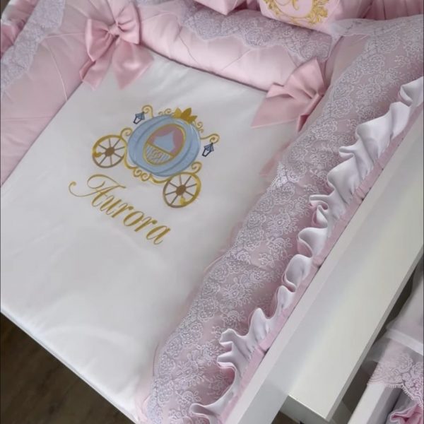 Wickelauflage Naturweiß/Rose mit Spitze und doppelte Rüsche