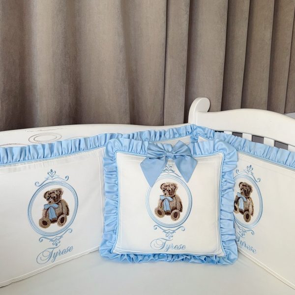 Deko-Kissen Weiß/Blau mit Bär Stickerei