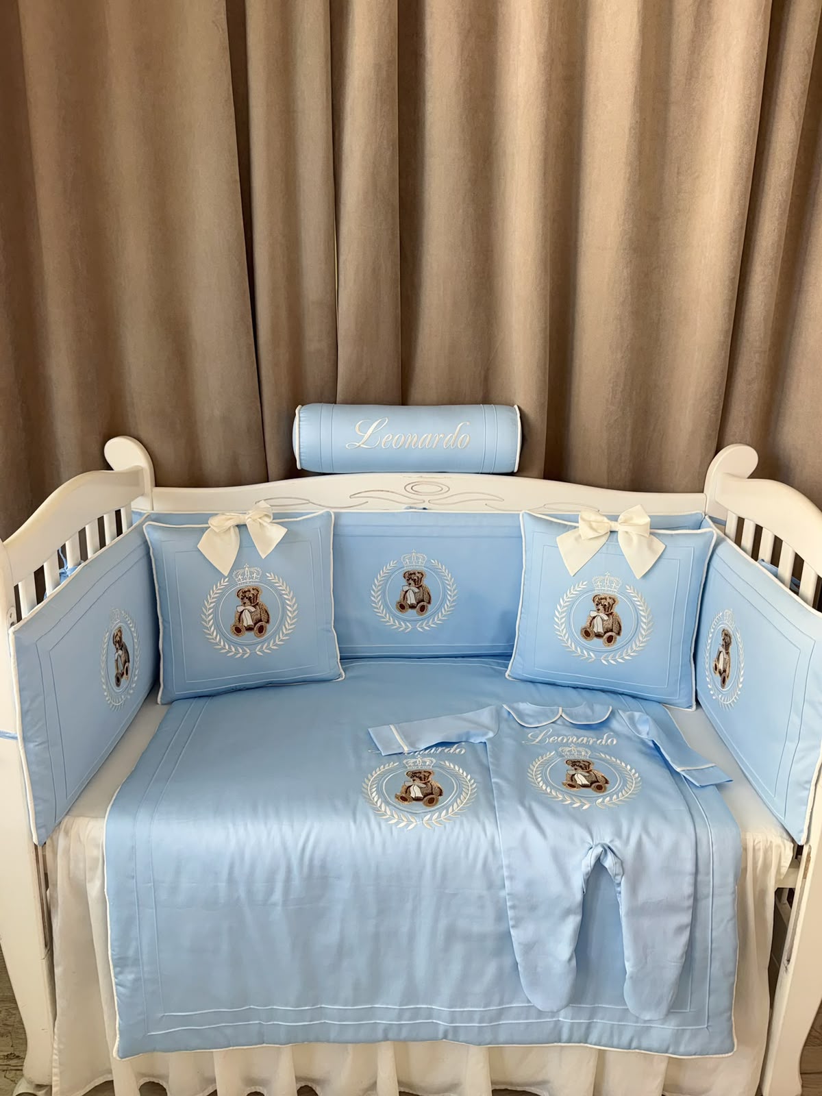 Babybett komplett Set Blau/Weiß mit Bär Stickerei Babybett komplett Set Blau/Weiß mit Bär Stickerei