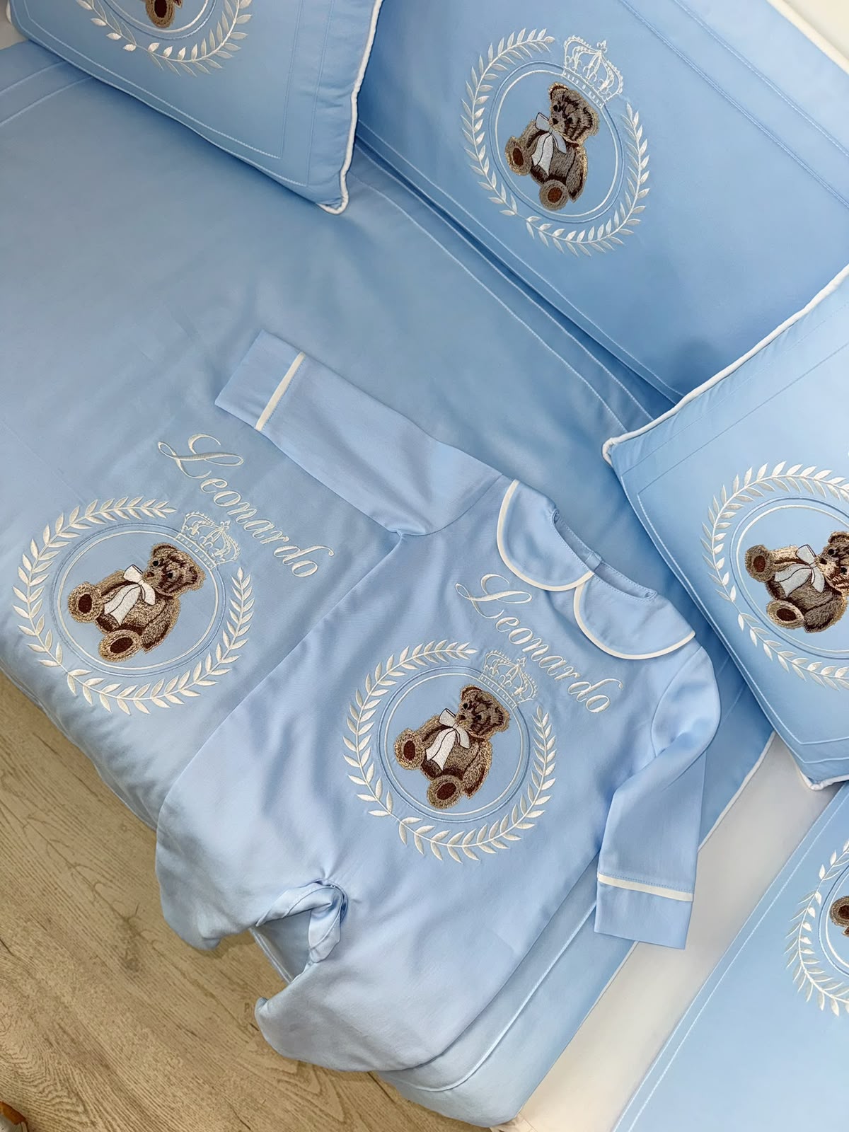 Babybett komplett Set Blau/Weiß mit Bär Stickerei Babybett komplett Set Blau/Weiß mit Bär Stickerei