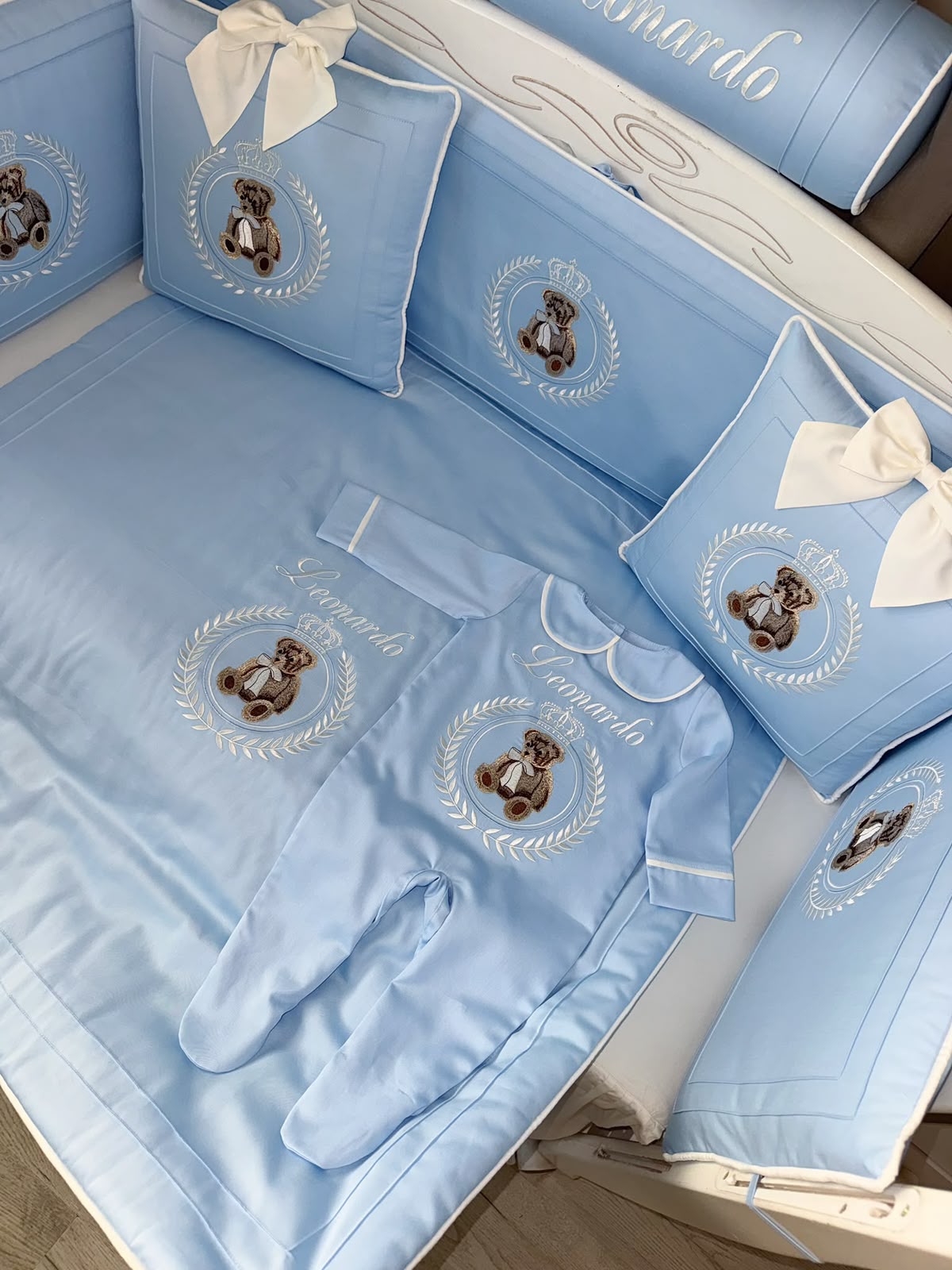 Babybett komplett Set Blau/Weiß mit Bär Stickerei Babybett komplett Set Blau/Weiß mit Bär Stickerei