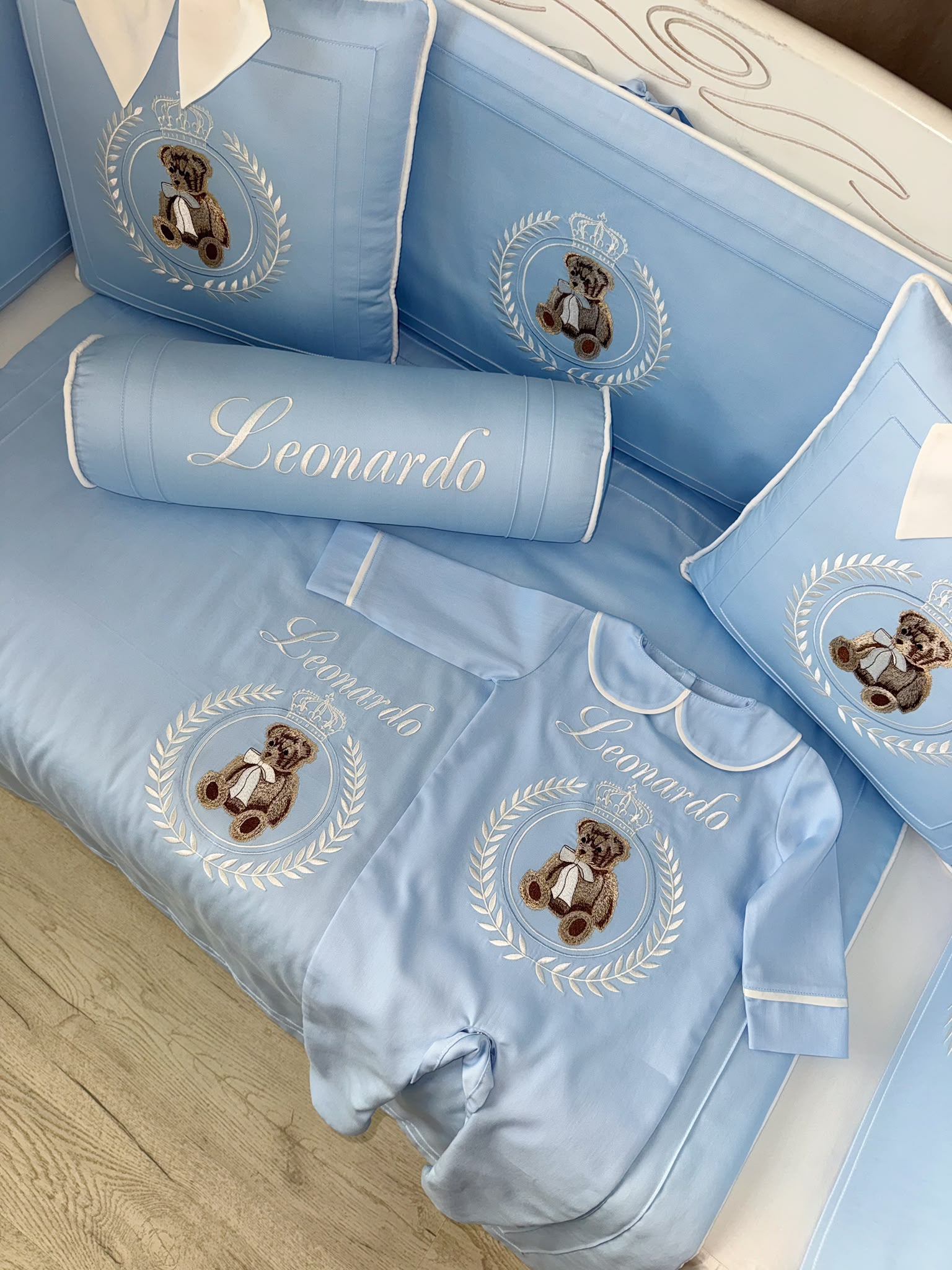 Babybett komplett Set Blau/Weiß mit Bär Stickerei Babybett komplett Set Blau/Weiß mit Bär Stickerei