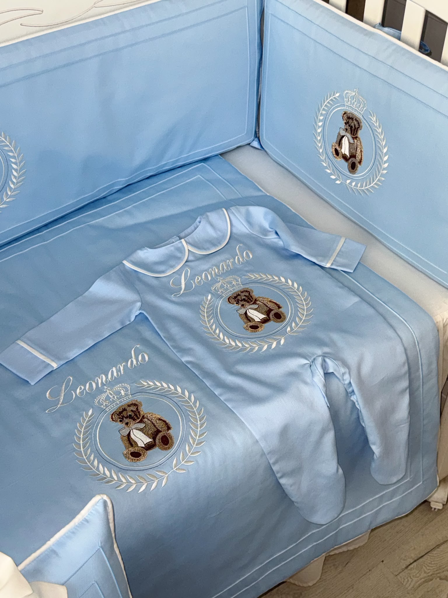Babybett komplett Set Blau/Weiß mit Bär Stickerei Babybett komplett Set Blau/Weiß mit Bär Stickerei