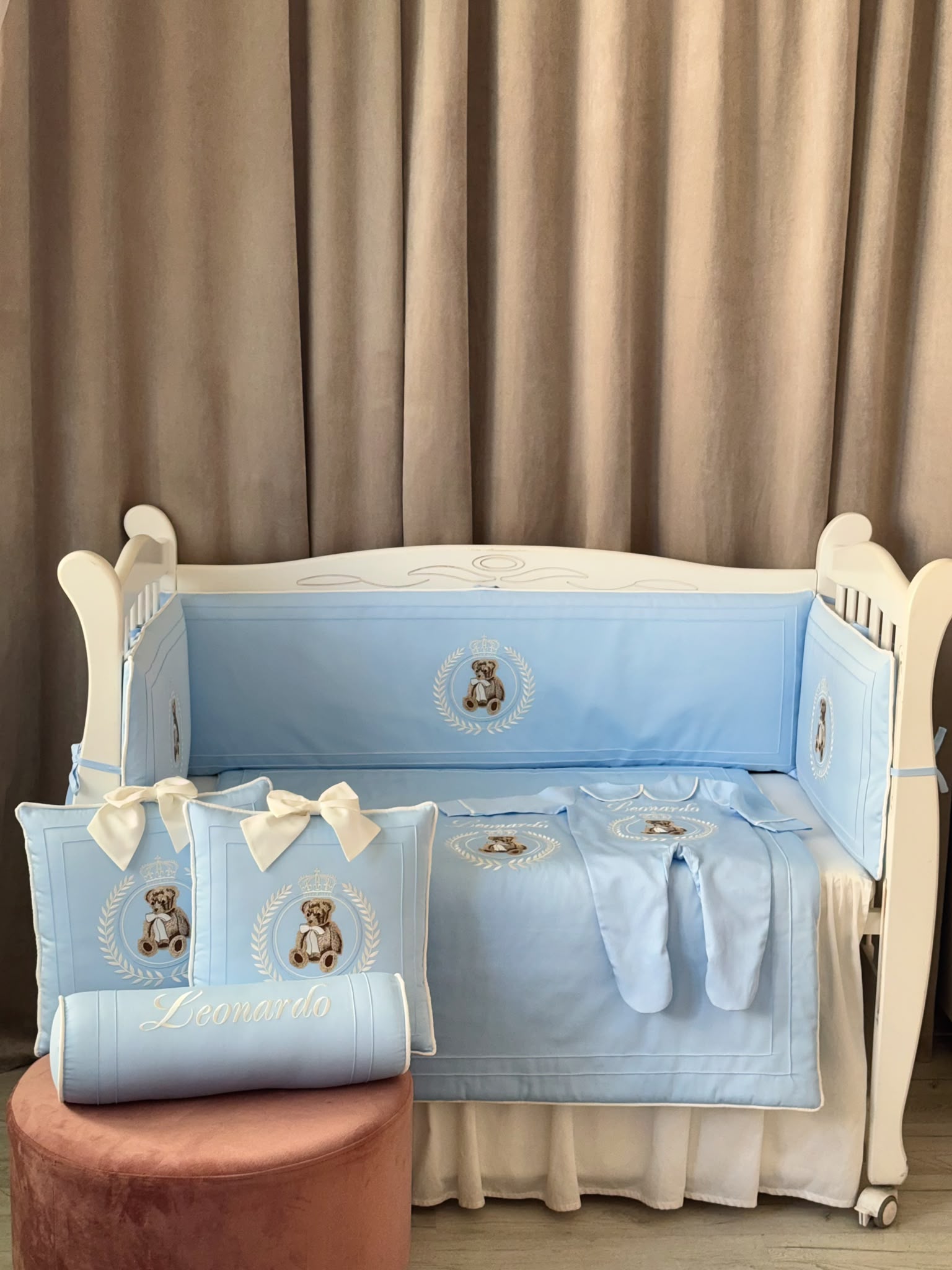 Babybett komplett Set Blau/Weiß mit Bär Stickerei Babybett komplett Set Blau/Weiß mit Bär Stickerei